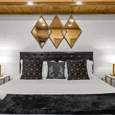 Smokiesboutiquecabins Would Love To Host You At Our New Cabin! 3 King Suites, Indoor Pool, Game Room, Lounge With 75