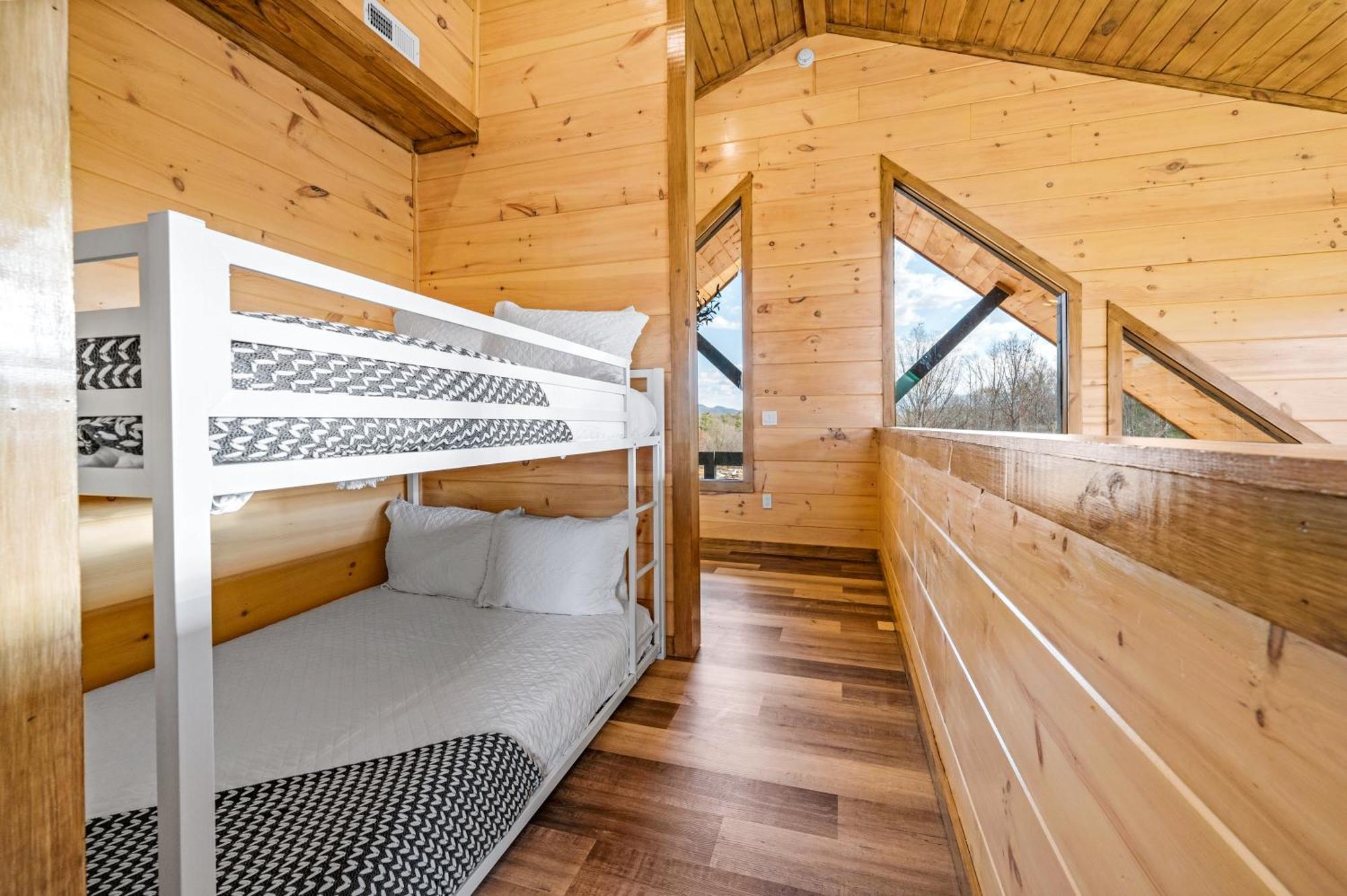Holiday home Smokiesboutiquecabins Would To Host At Our New Cabin! 3 King Suites, Indoor Pool, Game Room, Lounge With 75