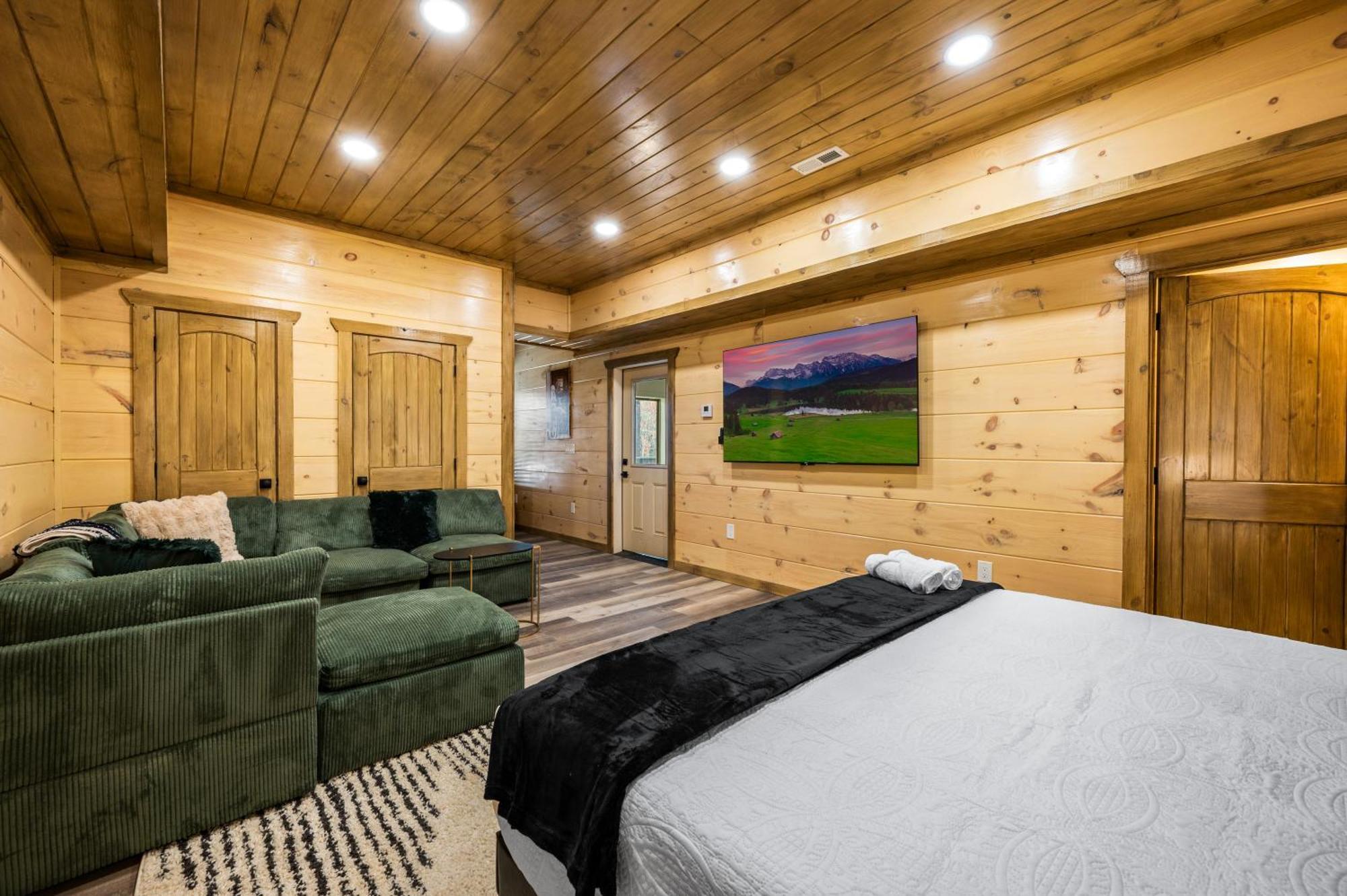 Holiday home Smokiesboutiquecabins Would To Host At Our New Cabin! 3 King Suites, Indoor Pool, Game Room, Lounge With 75