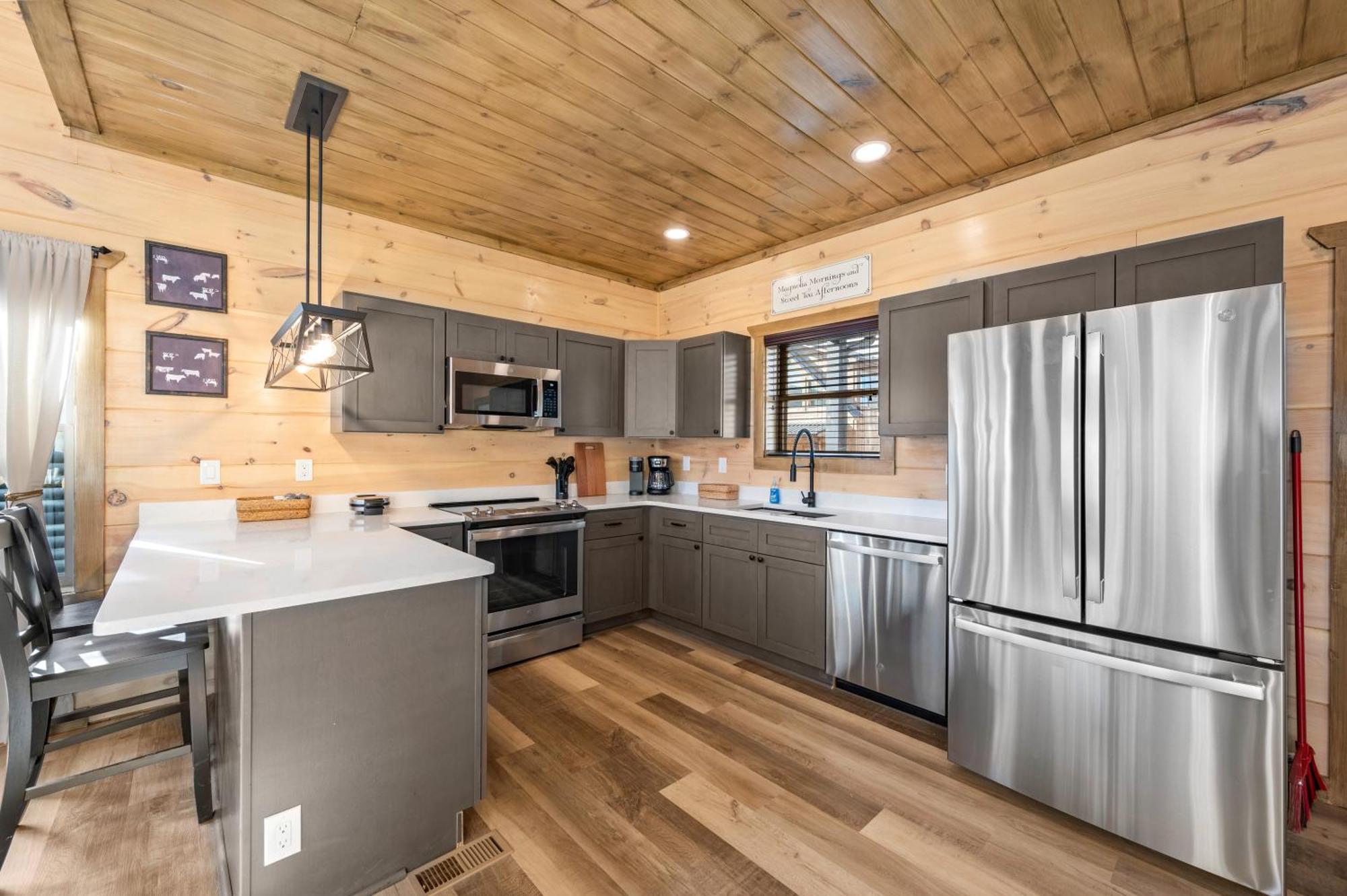 Holiday home Smokiesboutiquecabins Would To Host At Our New Cabin! 3 King Suites, Indoor Pool, Game Room, Lounge With 75
